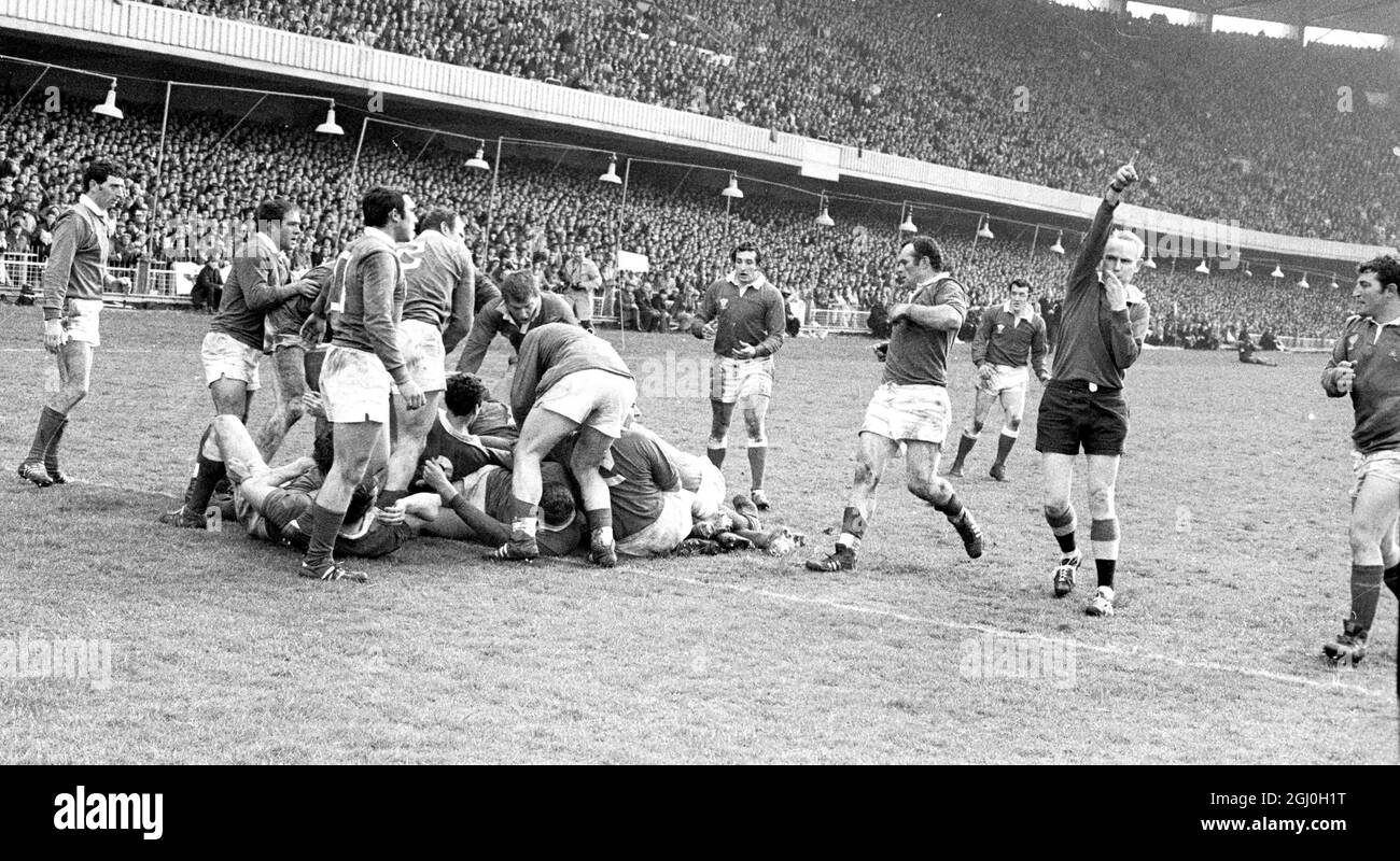 Der Schiedsrichter pfeift und die walisischen und französischen Spieler ordnen sich nach einem Gedränge in der Nähe der walisischen Try Line im internationalen Rugby-Championshopspiel am 5. April 1970 Stockfoto