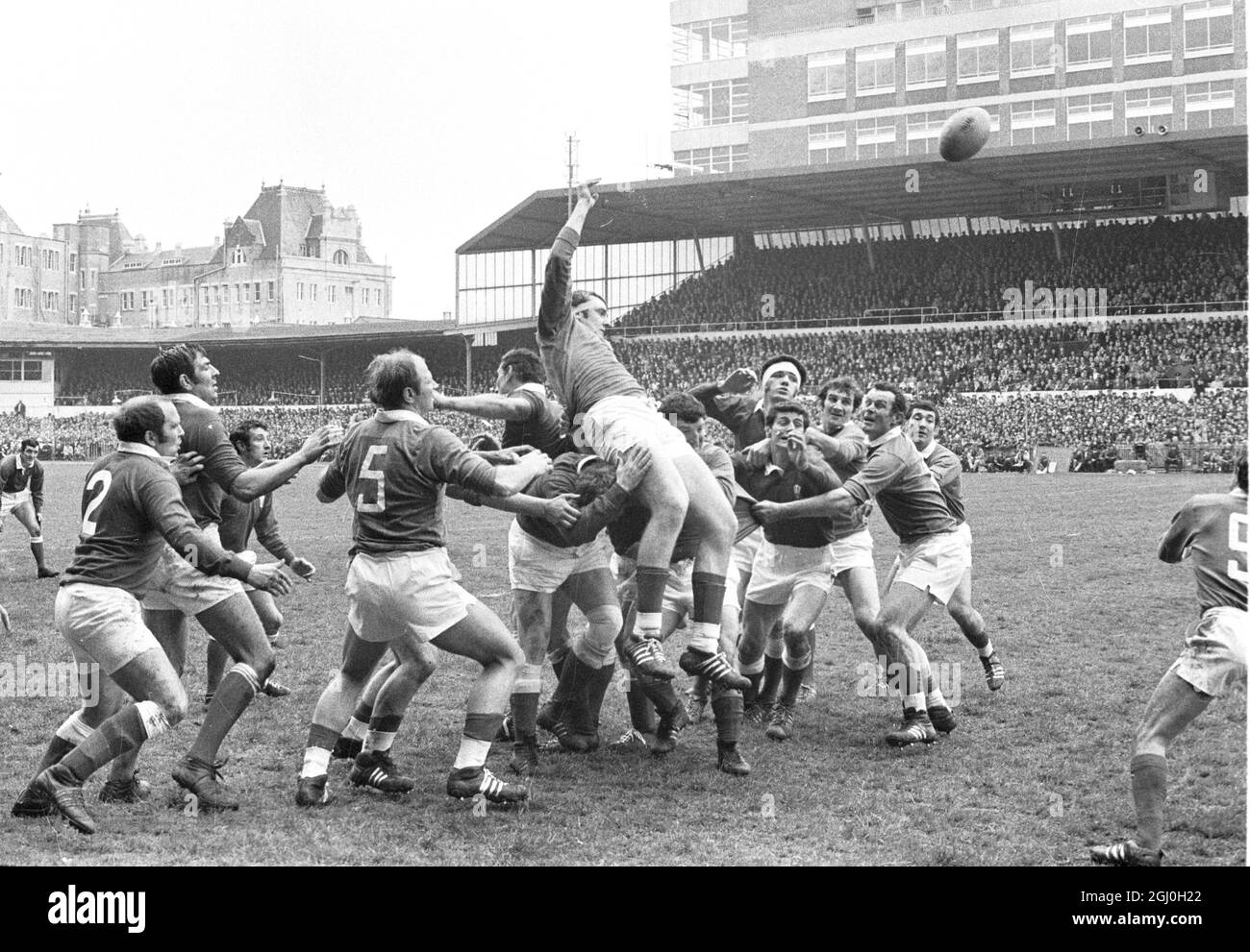 J Bastiat aus Frankreich springt während einer Line-Out-Partie im Rugby-Union-Spiel der fünf Nationen gegen Wales im Arms Park Cardiff am 4. April 1970 um den Ball Stockfoto