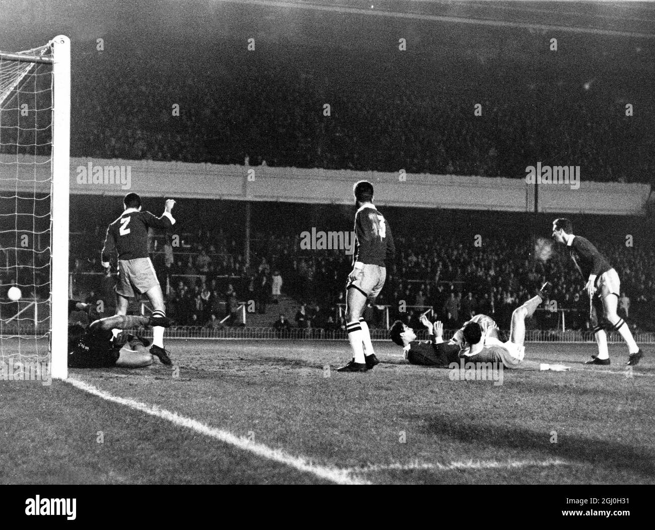 17. November 1965: Arsenal gegen die Korinther Brasiliens in Highbury. Foto zeigt: Eine Aufnahme von Arsenals Jon Sammels (am Boden, leichteres Hemd) hat das Ziel gerade verpasst. Das Spiel wurde von Arsenal mit 2:0 gewonnen. Stockfoto