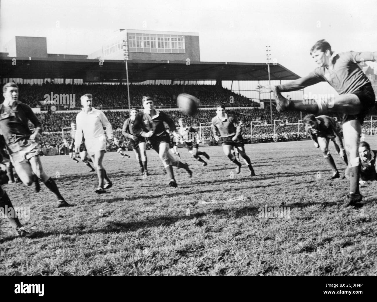 Der irische Stürmer McBride schießt in der ersten Hälfte des Rugby-Spiels Wales gegen Irland auf das Tor, als das irische Team Wales die dritte Niederlage der Saison in Folge zugefügt hatte, um Irlands Chancen auf den Gewinn der Internationalen Meisterschaft zu stärken 11. März 1967 Cardiff Wales Stockfoto