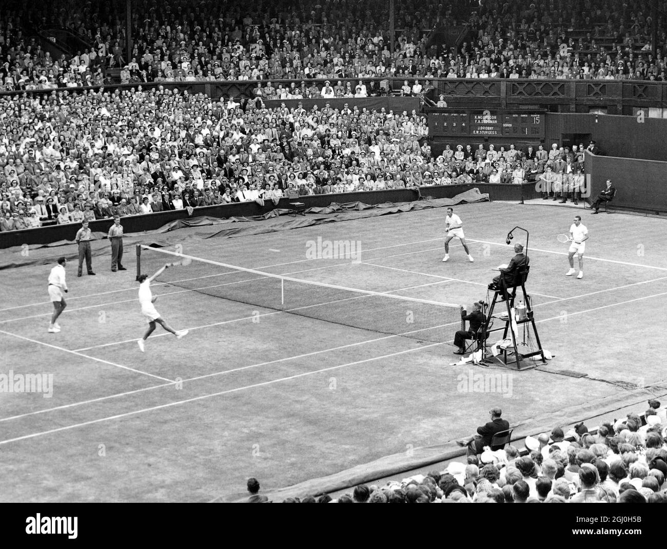 Das Finale der Herren-Doubles auf dem Mittelfeld in Wimbledon.Sedgman & McGregor aus Australien im Vordergrund gegen Sturgess (SA) & Drobny (Ägypten). Juli 1951 Stockfoto