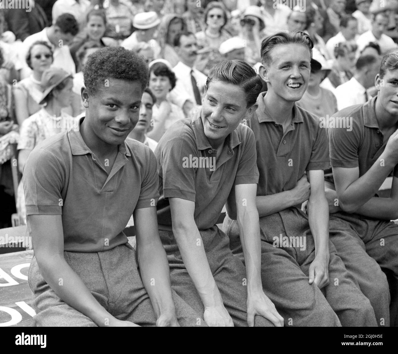 Wimbledon 1957. Jimmy Dean, ein 15-jähriger, farbiger Junge aus Dr. Barnados Heim, war heute im Halbfinalspiel für Althea Gibson Ballknabe. Jimmy wird mit anderen Ballknaben gesehen. Stockfoto