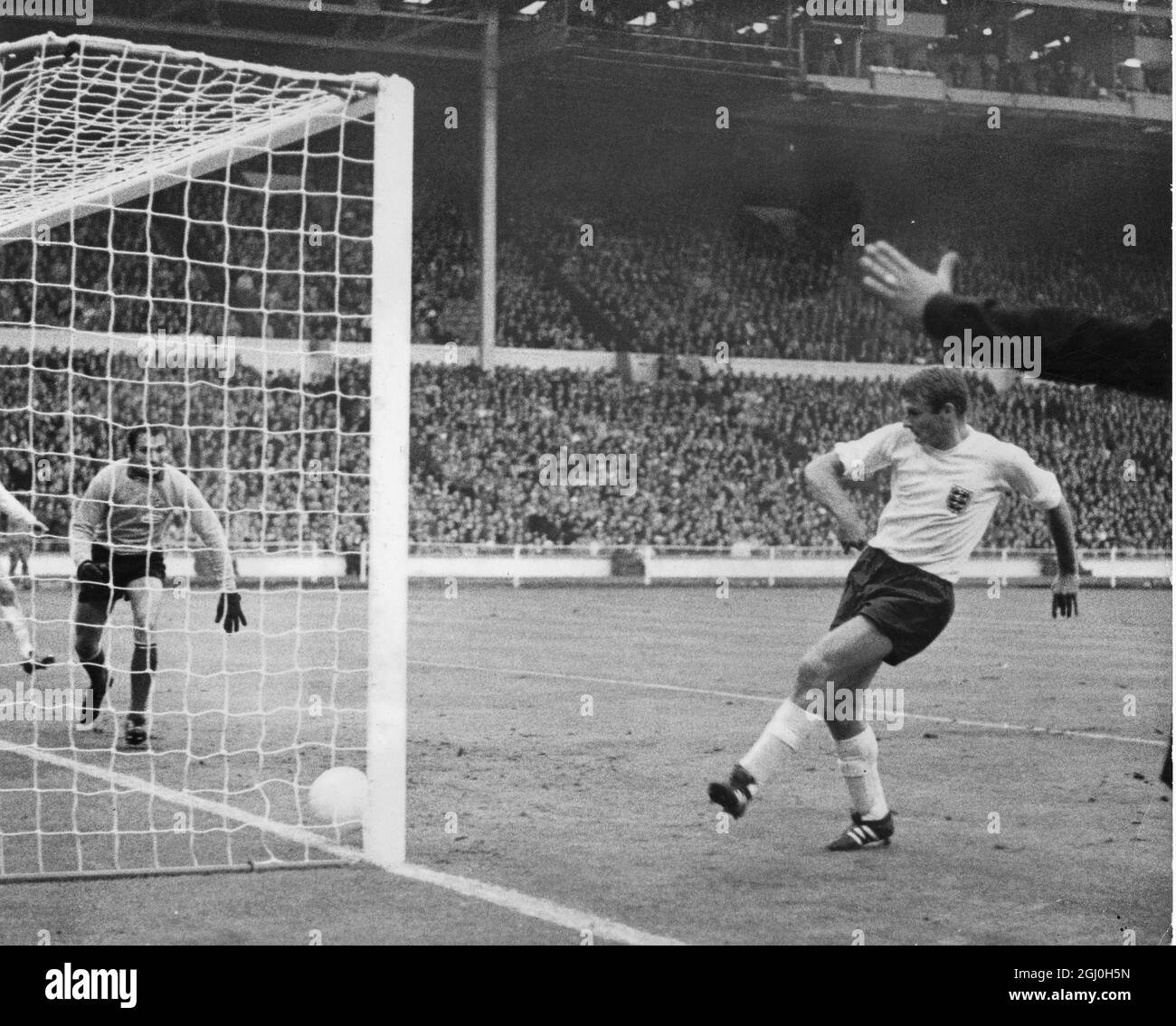 Englands Roger Hunt erzielt das erste Tor im Weltcup-Spiel gegen Frankreich in Wembley. Torwart ist Marcel Aubour am 20. Juli 1966 Stockfoto