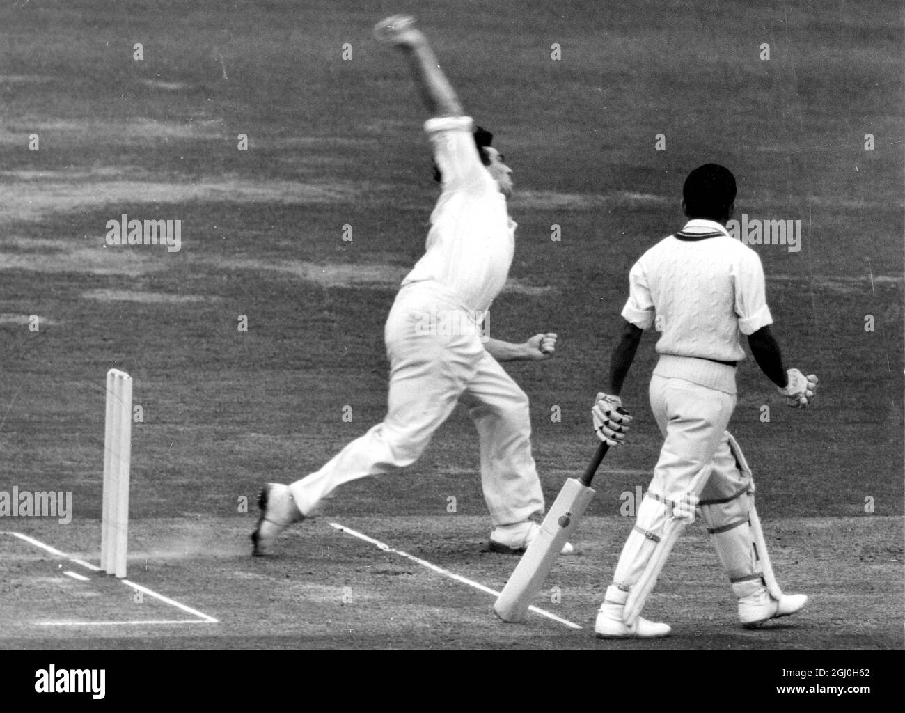 Testspiel bei Lord's. England v. Westindien. Fred Trueman in Aktion. Juni 1963 Stockfoto