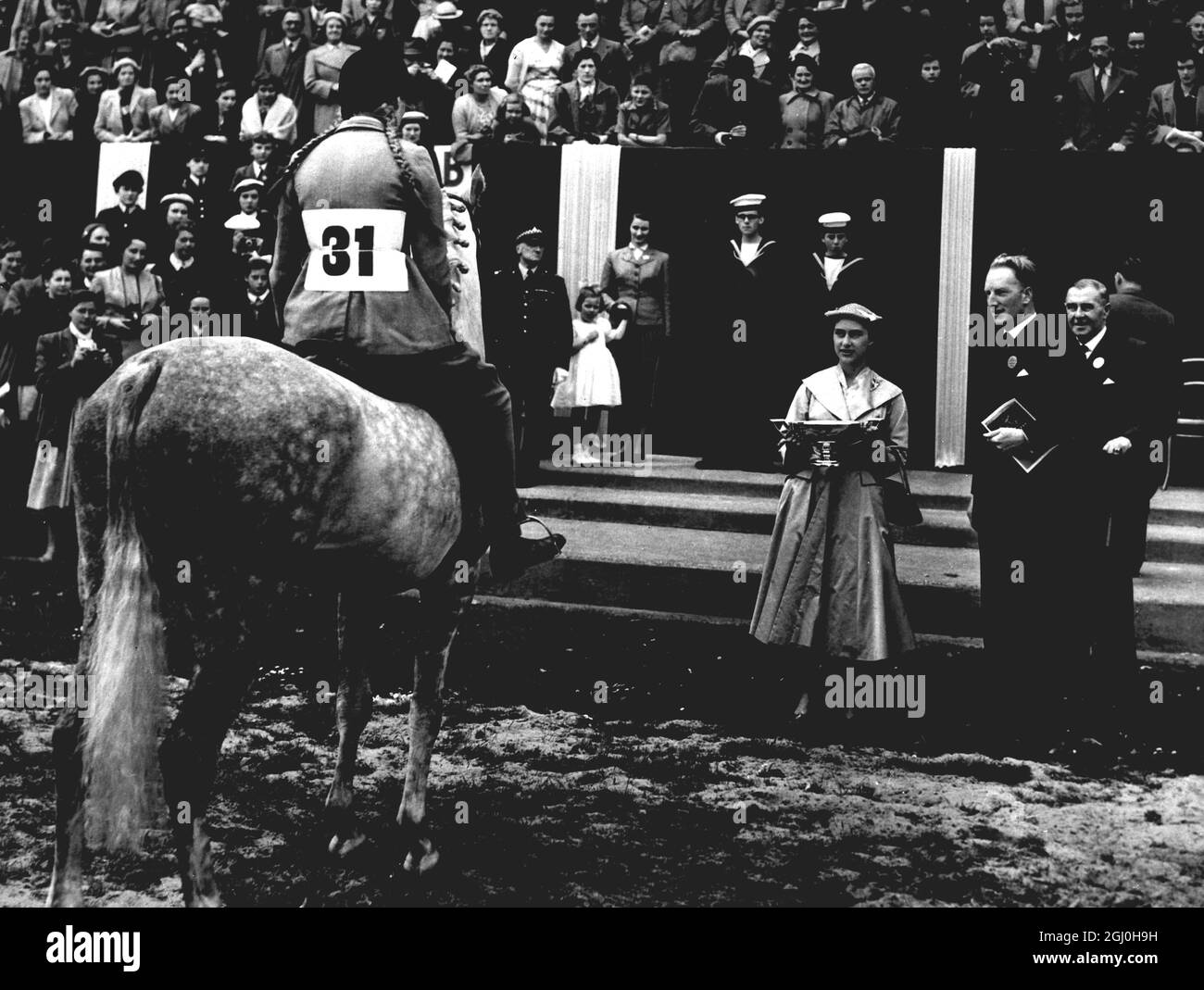 Edinburgh Prinzessin Margaret überreichte die Preise auf der Edinburgh Horse Show. Sie hält den Arthur Wood Cup, der von Miss Gill Johnsons Pony Nasir gewonnen wurde. Der Show-Direktor der Earl of Dalkeith ist neben der Prinzessin und hinter ihm der Show-Präsident Mr J C Sword 31. August 1954 Stockfoto