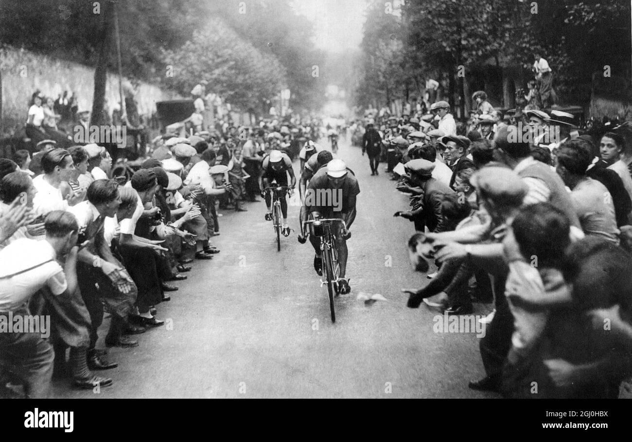 La foule des jeunes au -- Tour de france -- les voila! 1936 Sylvere Maes (Belgien) Gewinner der Tour de France 1936 , 1939 Stockfoto