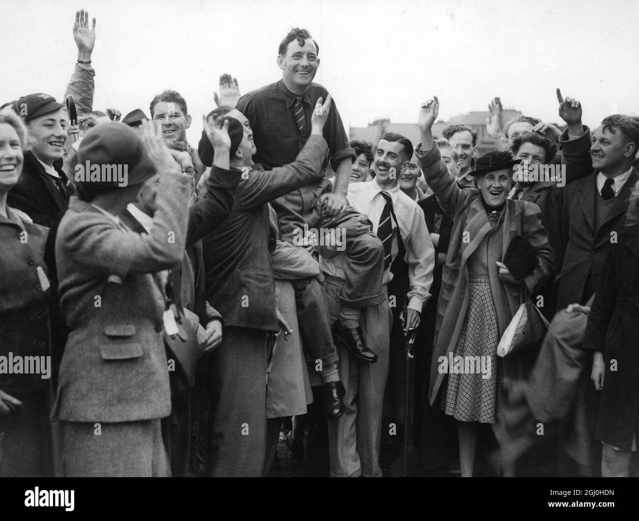 Iren gewinnt die British Open Golf Championship in Hoylake - Stranahan ist fast ... Fred Daly, der 35-jährige Ulsterman, der als erster in Irland geborener Golfer überhaupt den Titel gewann, Geschichte geschrieben hat, wird hier unter dem Vorsitz von Well-Wishing gesehen, nachdem er die British Open Golf Championship in Hoylake gewonnen hatte. Er gewann mit einem Schlag vom amerikanischen Amateur Frank Stranahan - 5. Juli 1947 - ©TopFoto Stockfoto