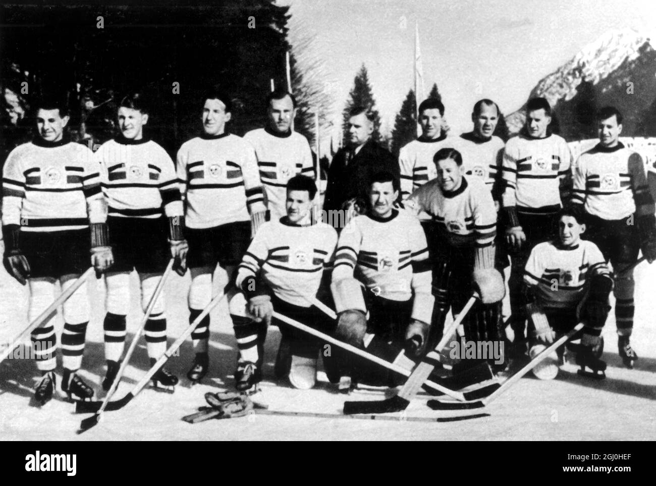 Olympische Winterspiele 1936 - Garmisch und Partenkirchen in Bayern, Deutschland. Die britische Eishockey-Mannschaft, die Kanada besiegte, um die Goldmedaille zu gewinnen - ©TopFoto Stockfoto