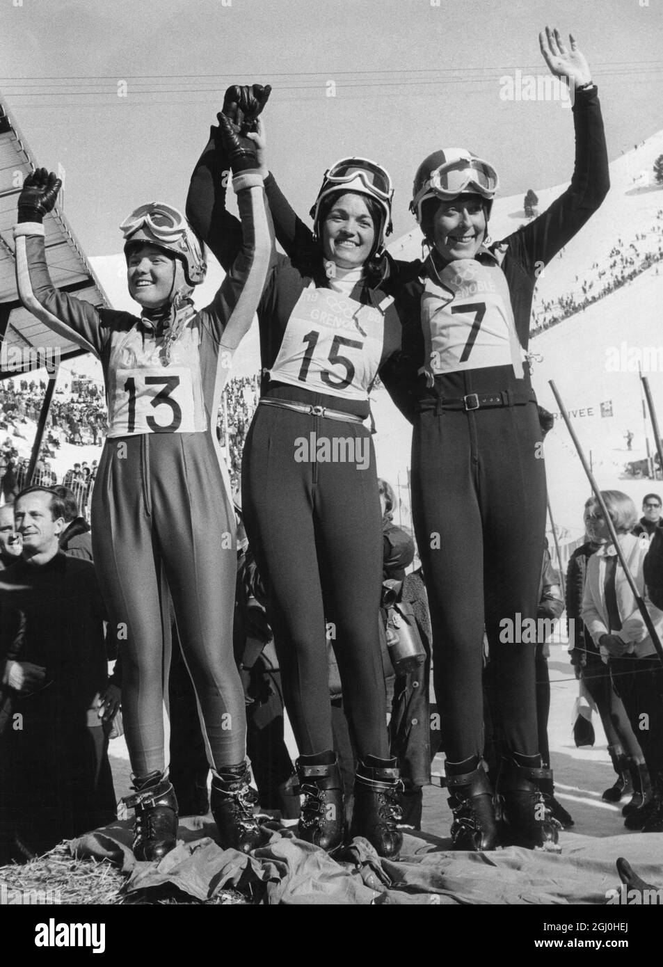 Olympische Winterspiele 1968 - Grenoble, Frankreich die Sieger des Damen-Ski-Downhillrennen, abgebildet nach ihrem Sieg in Chamrousse in Frankreich. Von links nach rechts - Isabelle mir aus Frankreich, Zweiter - Goldmedaillengewinnerin Olga Pall aus Österreich und Christl Haas aus Österreich, der am 11. Februar 1968 Dritter wurde Stockfoto