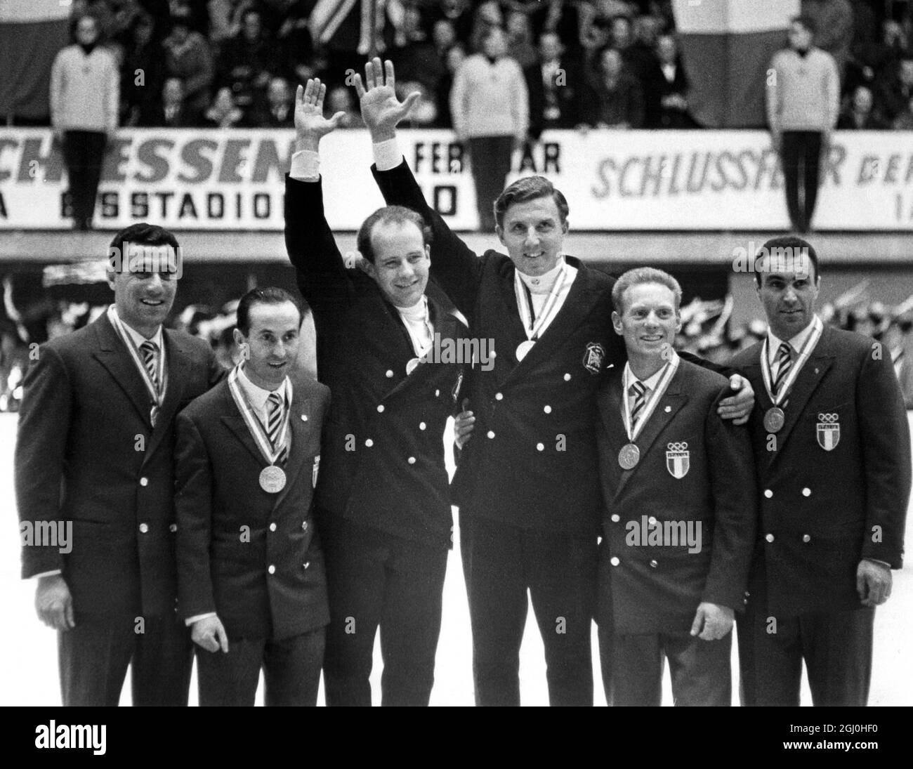Olympische Winterspiele 1964 - Innsbruck, Österreich die britischen Goldmedaillengewinnerinnen bei den neunten Olympischen Winterspielen, Tony Nash (links) der Pilot und Robin Dixon, im Bild nach dem Gewinn der ersten beiden Läufe im Zweimann-bob in Igls bei Innsbruck am 31. Januar. Am Samstag gewann das britische Paar die beiden zweiten Läufe und wurde damit Großbritanniens erste olympische Goldmedaillengewinnerin seit Jeanette Altwegg 1952 beim Eiskunstlauf der Frauen gewann. Die Gesamtzeit, die Nash und Dixon für ihre vier Läufe über den 1,506 Meter langen Kurs einfuhren, betrug vier Minuten und 21.9 Sekunden. - 1. Februar 1964 - ©TopFoto Stockfoto