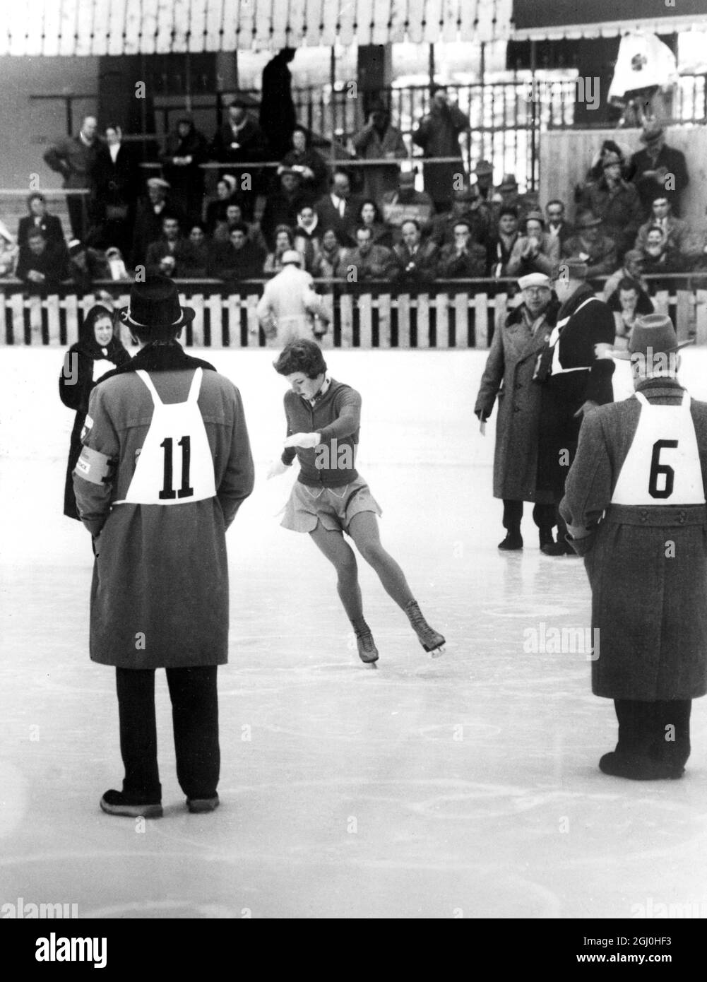 Olympische Winterspiele 1956 - Cortina d’Ampezzo, Italien Tenley Allight aus den Vereinigten Staaten wird bei den Olympischen Winterspielen in Cortina beim Eiskunstlauf der Frauen ihre Grundfiguren vervollständigen. Sie gewann die Goldmedaille der Frauen im Eiskunstlauf. - 2. Februar 1956 - ©TopFoto Stockfoto