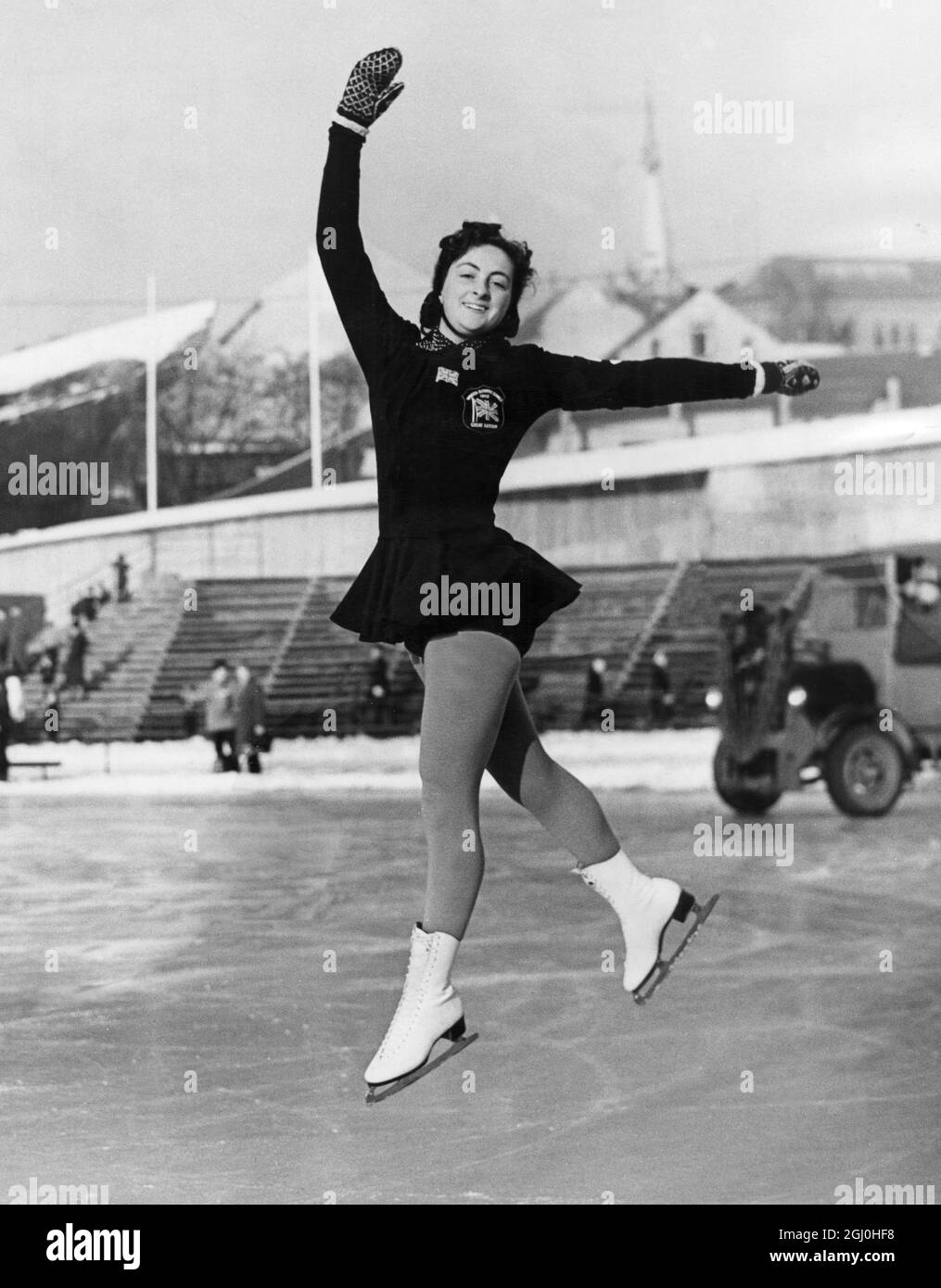 Olympische Winterspiele 1952 - Oslo, Norwegen die 21-jährige Jeannette Altwegg aus Streatham gewann die Olympischen Spiele im Eiskunstlauf in Oslo um einen Bruchteil unter 20 Punkte. Sie wurde sofort als größte Eiskunstläuferin gefeiert - Mann oder Frau - Amateur oder Profi - seit dem Jahr 1896 - 18. Februar 1952 - ©TopFoto Stockfoto