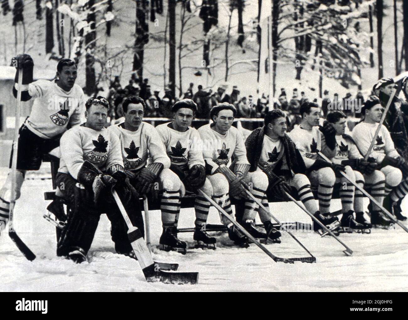 Olympische Winterspiele 1936 - Garmisch und Partenkirchen in Bayern, Deutschland. Die kanadische Eishockeymannschaft, die Favoriten, die nur die Silbermedaille gewinnen konnten, nachdem sie von Großbritannien (hauptsächlich aus kanadischen Ex-Patrioten) geschlagen wurde - ©TopFoto Stockfoto