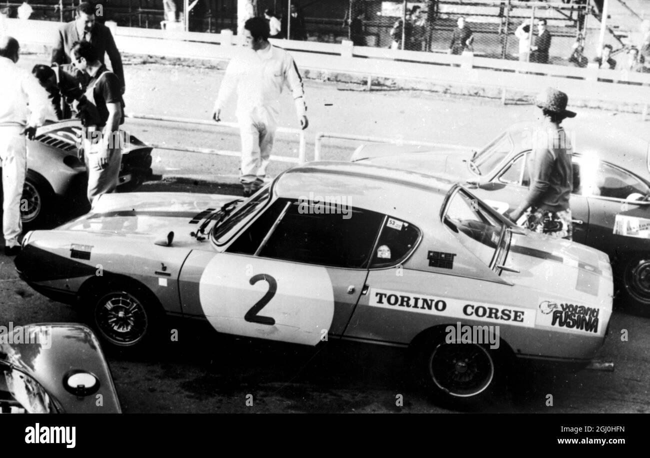 Die neue 1,000 .c.c. ''Racer-Team Sportwagen von bertone aus Italien in Aktion gesehen während der jüngsten ''Targa Florio'' Straßenrennen in Sizilien, als der kleine Speedster gewann die 1,000 c.c. Grand Tourism Class Event. Es ist das einzige Wettkampfauto, das Bertone in dieser Saison eingeschrieben hat. Bei der diesjährigen Rallye Monte Carlo hat es sich sehr gut getan. Ein Serienmodell des Fahrzeugs für Rennsportbegeisterte mit begrenzten Mitteln ist für 1, 275, 000 Lire erhältlich. 15 Mai 1969 Stockfoto