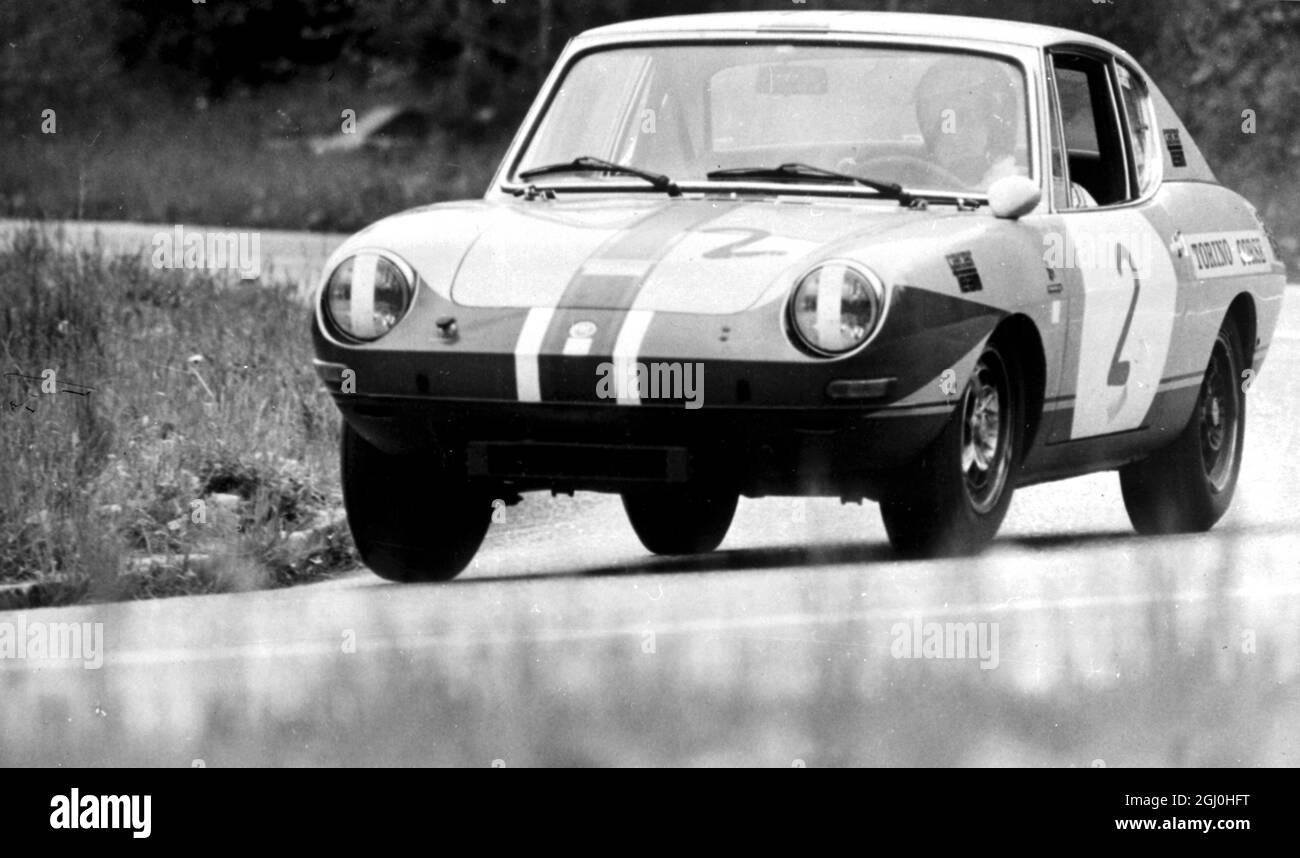 Die neue 1,000 .c.c. ''Racer-Team Sportwagen von bertone aus Italien in Aktion gesehen während der jüngsten ''Targa Florio'' Straßenrennen in Sizilien, als der kleine Speedster gewann die 1,000 c.c. Grand Tourism Class Event. Es ist das einzige Wettkampfauto, das Bertone in dieser Saison eingeschrieben hat. Bei der diesjährigen Rallye Monte Carlo hat es sich sehr gut getan. Ein Serienmodell des Fahrzeugs für Rennsportbegeisterte mit begrenzten Mitteln ist für 1, 275, 000 Lire erhältlich. 15 Mai 1969 Stockfoto