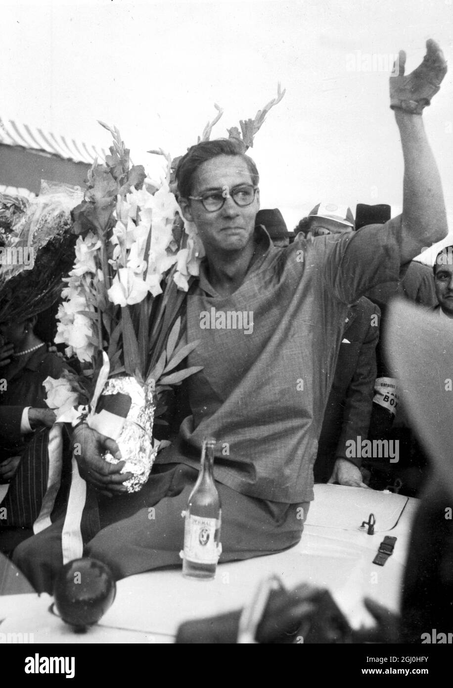 Lissabon: Der US-Amerikaner Masten Gregory aus Kansas City, der hier mit einem drei-Liter-Ferrari den Grand Prix von Lissabon gewann. Die 299.2 Kilometer legte er in zwei Stunden, 14 Minuten, 35.31 Sekunden zurück. 26. Juli 1955 Stockfoto