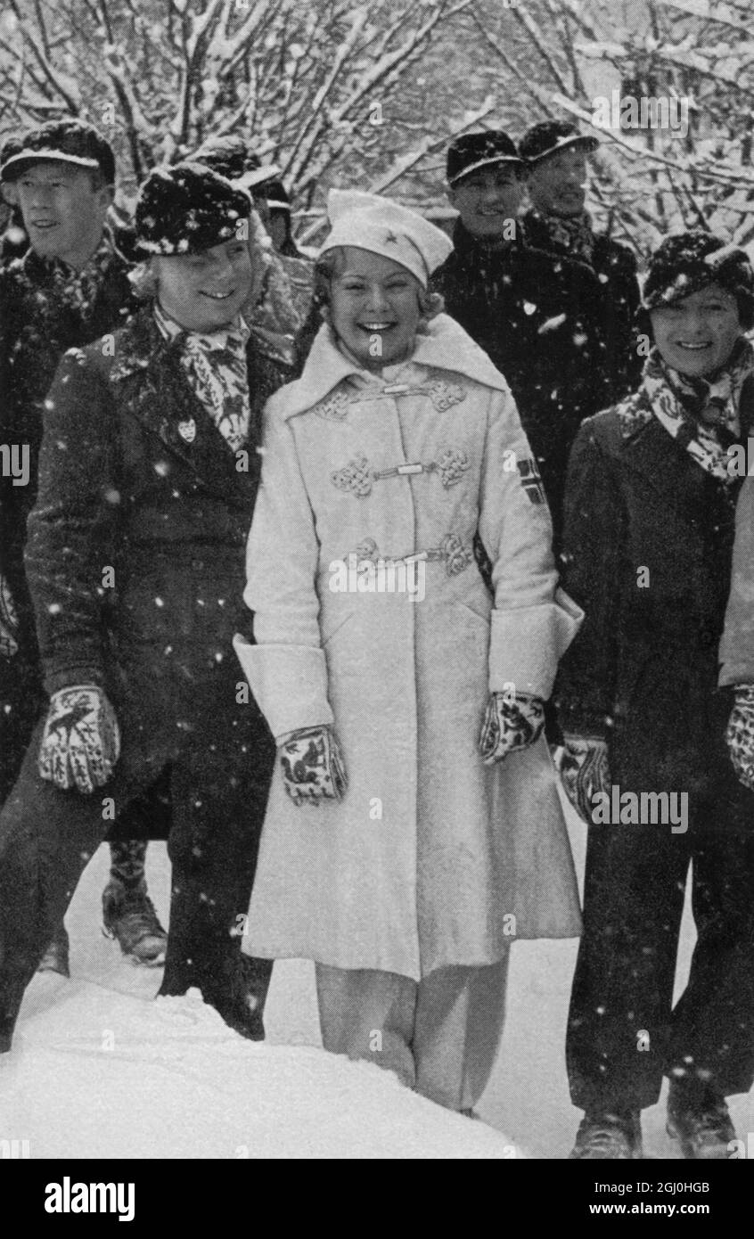 Olympische Winterspiele 1936 Garmisch - Partenkirchen, Deutschland Sonja Heine aus Norwegen, die ihre dritte Goldmedaille bei den Olympischen spielen in Folge für das Einzelkunstlauf-Event der Frauen gewann. ©TopFoto Stockfoto