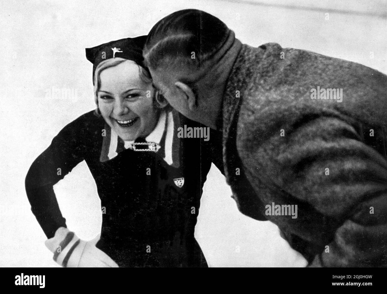 Olympische Winterspiele 1936 Garmisch - Partenkirchen, Deutschland Sonja Heine aus Norwegen, die ihre dritte Goldmedaille bei den Olympischen spielen in Folge für das Einzelkunstlauf-Event der Frauen gewann. Foto mit Trainer Artur Vieregg ©TopFoto Stockfoto