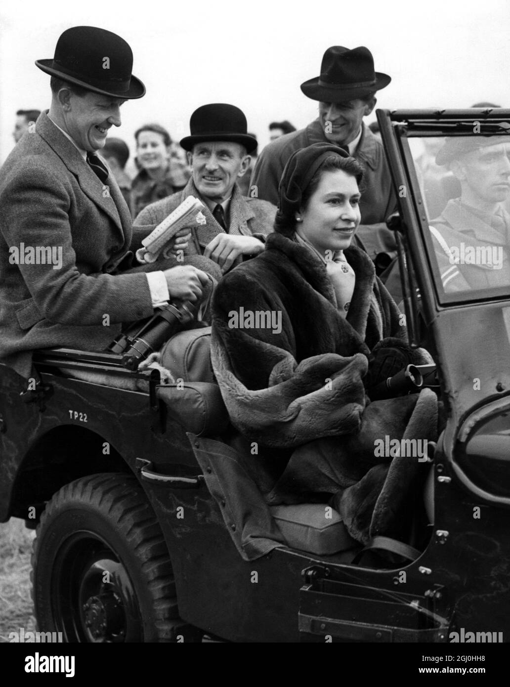 Die Queen Elizabeth II. Mit dem Herzog von Edinburgh im Landrover, von dem aus sie das Rennen um den Krönungs-Cup in den Vereinigten Diensten beobachteten, zeigen Rennen in der Larkhill Salisbury Plain am 1953. Februar Stockfoto