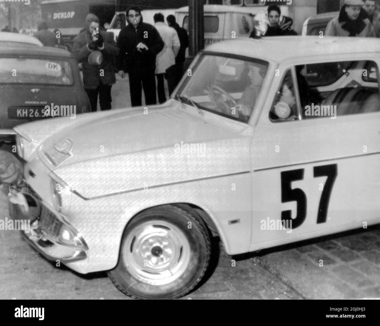 Paris, Frankreich: Start der Rallye Monte Carlo (Paris-Route) heute Morgen mit dem britischen Team Pat Moss am Steuer ihres Ford Anglia Super (Nr. 57) und ihrer Beifahrerin Elma Lewsey. Pat ist die Schwester des britischen Rennfahrers Stirling Moss. Frau Lewsey aus Chigwell, Essex, nimmt an ihrer ersten großen Rallye am 19. Januar 1963 Teil Stockfoto