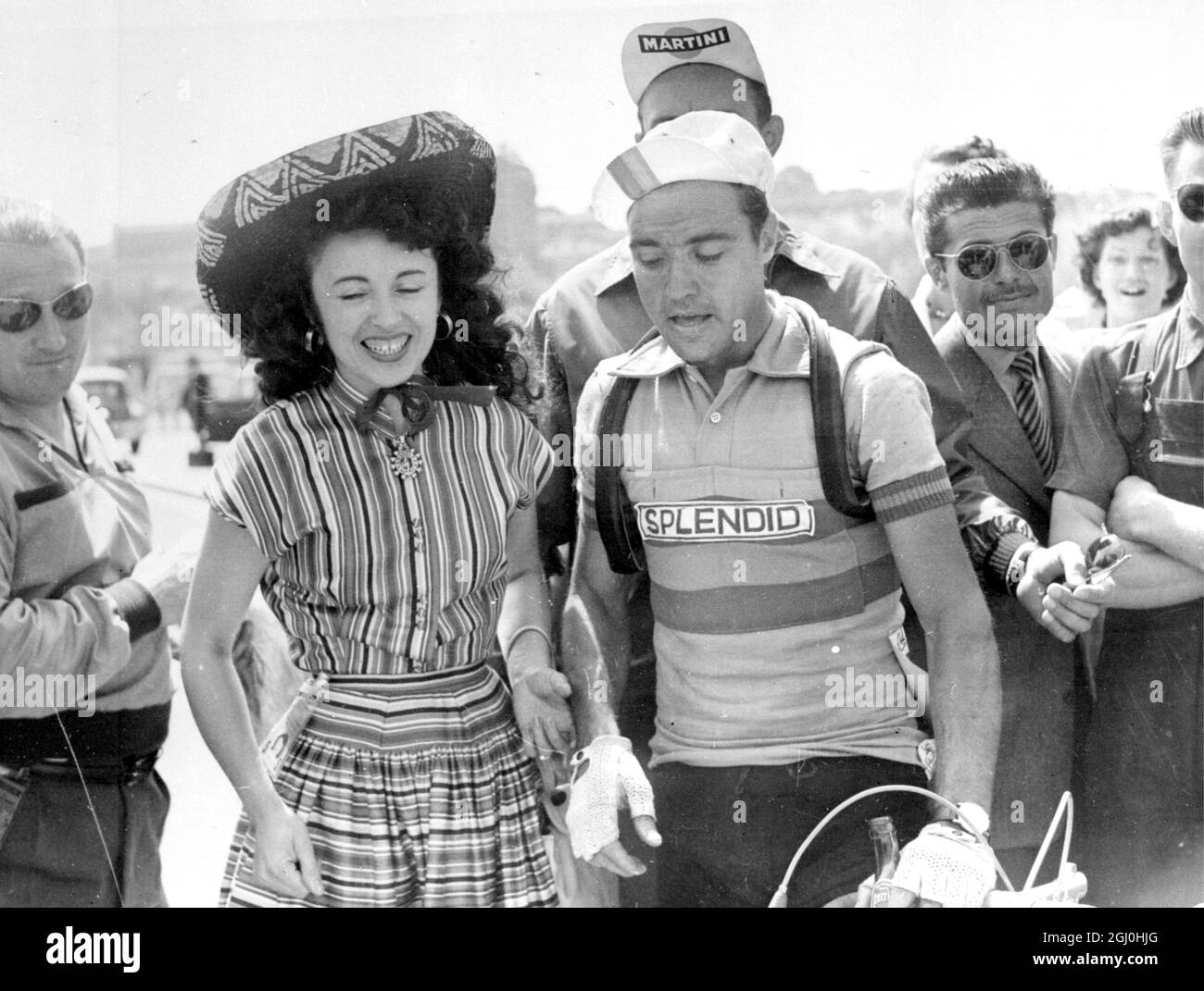 Das berühmte '' Tour De France '' - das anstrengendste und schwierigste Radrennen der Welt, ging am Donnerstag zu einem fliegenden Start, als die Menge auf 150,000 jubelte 130 Fahrer auf ihrem Weg - 2,700 Meilen schätzte. Teams aus Großbritannien, Belgien, Spionage, Holland, Italien, Luxemburg, die Schweiz und Frankreich nehmen daran Teil. Ausgangspunkt war der französische Hafen Le Havre Tacoma und die erste Runde mit 64 Meilen endete in Dieppe und wurde von dem Spanier Miguel Poblet beendet. Er legte die Strecke in 2 Stunden. 39 Minuten . 31 Sekunden . Frankreich wurde in dieser ersten Runde in Belgien Dritter Stockfoto