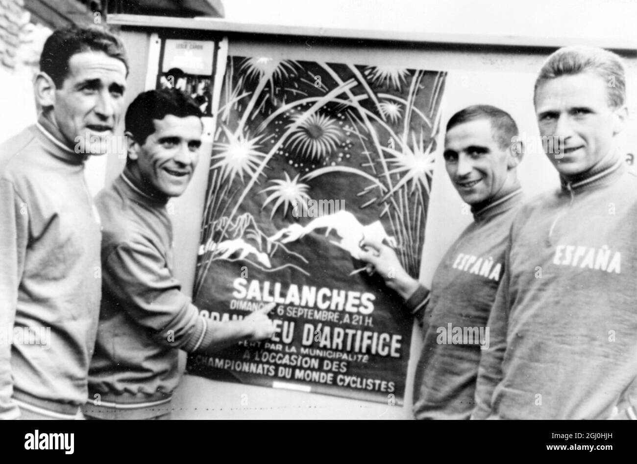 Sallanches, Frankreich : von links nach rechts die Spanier, die heute an der Radfahrer-Weltmeisterschaft teilnehmen, sind hier abgebildet, die sich am 4. September ausruhen. Sie sind, Otano, Manzaneque, Uriona und Gabica, studieren die Post der Ereignisse . 6. September 1964 Stockfoto