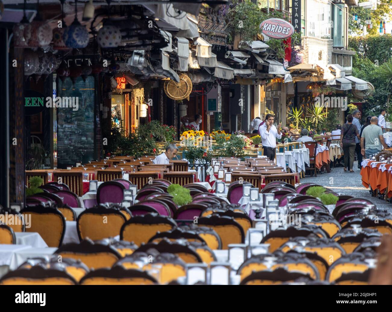 Kumkapi, Fatih, lstanbul - Türkei - August 30 2021: Berühmte Kumkapi Restaurants mit beliebten touristischen Restaurants des Istanbuler Nachtlebens Stockfoto