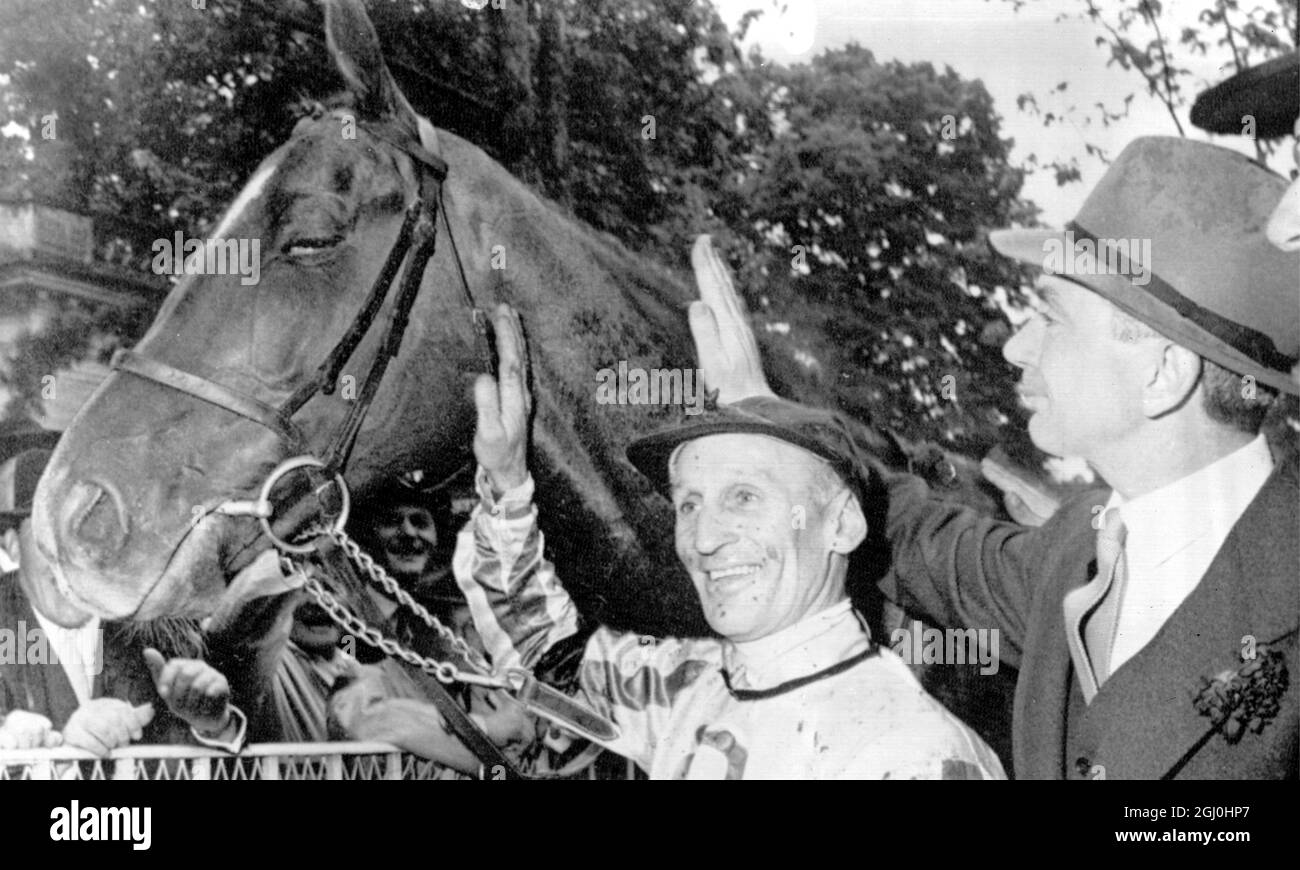 Paris. Frankreich: Das irische hengstfohlen ''Ballymoss'' erhält Glückwünsche von Jockey Scobie Breasley und Trainer M.O’Brian, nachdem es heute hier den Grand Prix De L’Arc De Triomphe in Longchamps gewonnen hatte. Ballymoss sammelt 45,000, 000 Franken für Besitzer John McShain. An zweiter Stelle in diesem französischen Spitzenrennen, bei dem siebzehn Pferde aus Europa gegeneinander antraten, stand ''Fric'', zwei Längen hinter sich, mit ''Chereasco''', der dritten, zweieinhalb Längen hinter sich, und ''V.I.P.'', der weitere drei Längen hinter sich hatte. 5. Oktober 1958 Stockfoto