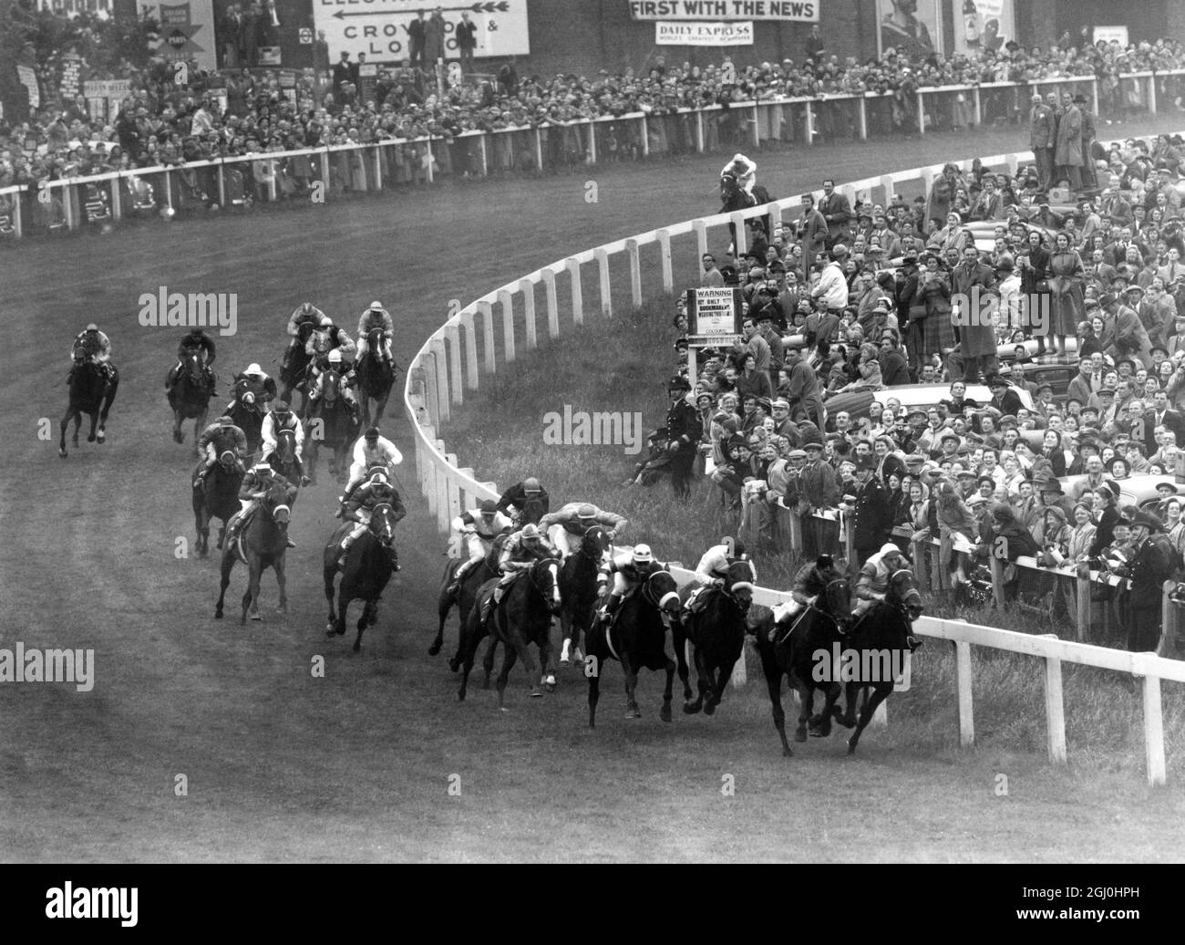 Die 174. Epsom Derby Round Tattenham Corner The Winnerer was Never Say die (Lester Piggott) das Queen-Pferd Landau führte an diesem Punkt (W Snaith) am 2. Juni 1954 Stockfoto