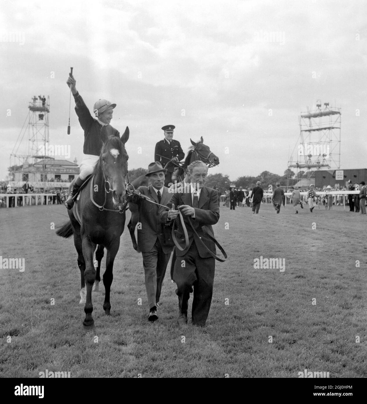 Epsom, England : Glückliche Welle vom australischen Jockey George Moore an Bord des Derby-Favoriten Royal Palace, da sie nach dem Gewinn des 188. Derby Stakes über anderthalb Meilen für drei Jahre alt am Derby Day hier heute, 7. Juni, angeführt werden. Der Königspalast gewann das £61,918-Rennen am 7. Juni 1967 mit 2 1-2 Längen Stockfoto
