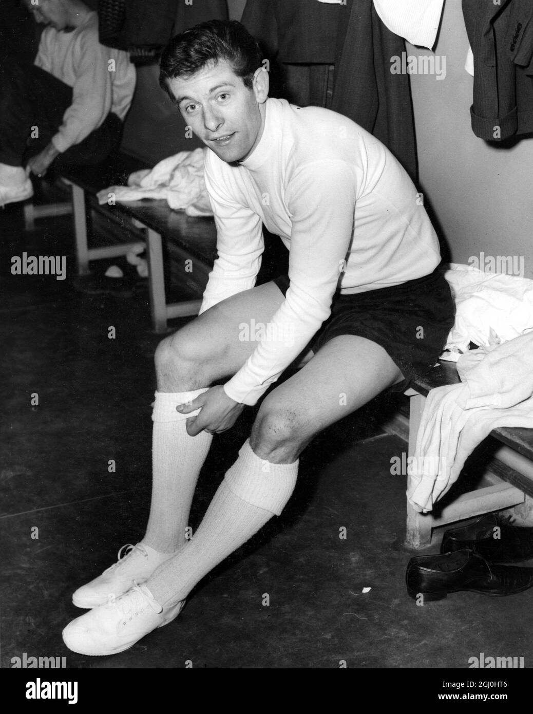 Alan Mullery, der neu unterzeichnete Fulham-Spieler, macht sich bereit für ein Squash-Spiel in Wanstead mit seinen neuen Teamkollegen. März 1964 Stockfoto