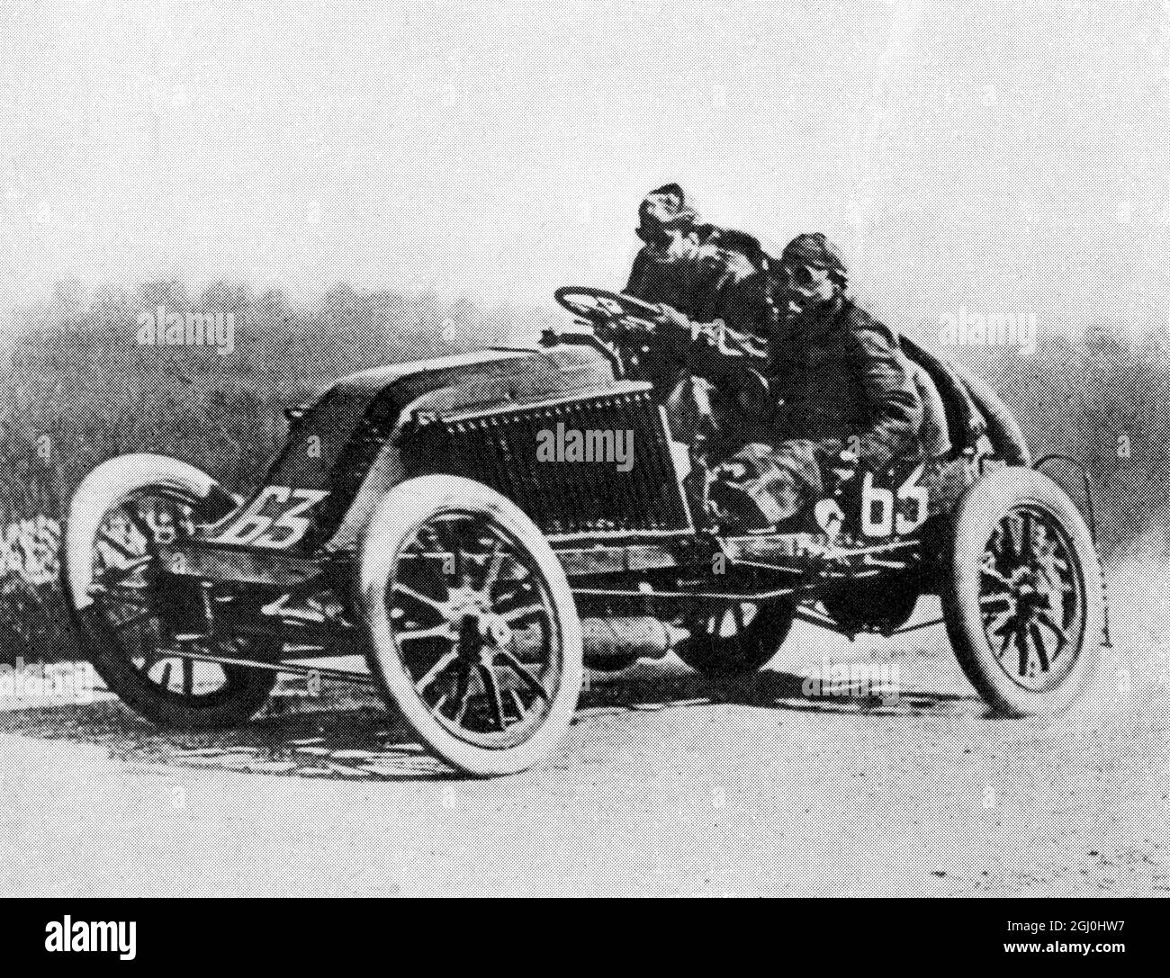 Marcel Renault steigt mit hoher Geschwindigkeit nach Sainte-Maure hinab. Stockfoto