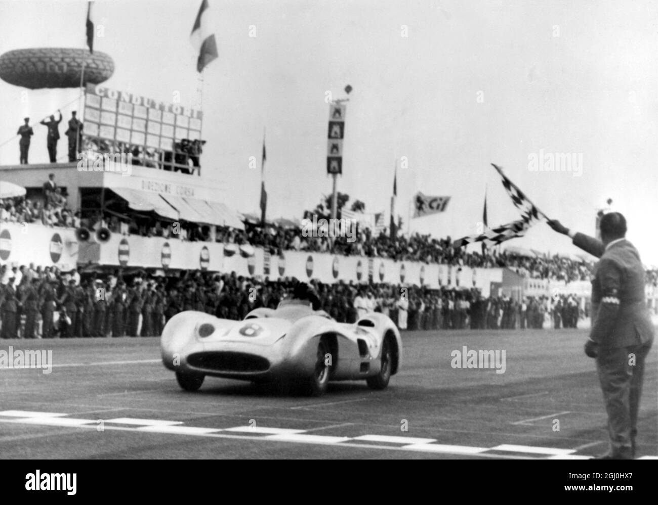 Argentiniens Autofahrer Juan Manuel Fangio in einem Mercedes Bez wird auf der Rennstrecke von Monza als Sieger des XXVI. Grand Prix von Italien markiert. September 1955 Stockfoto