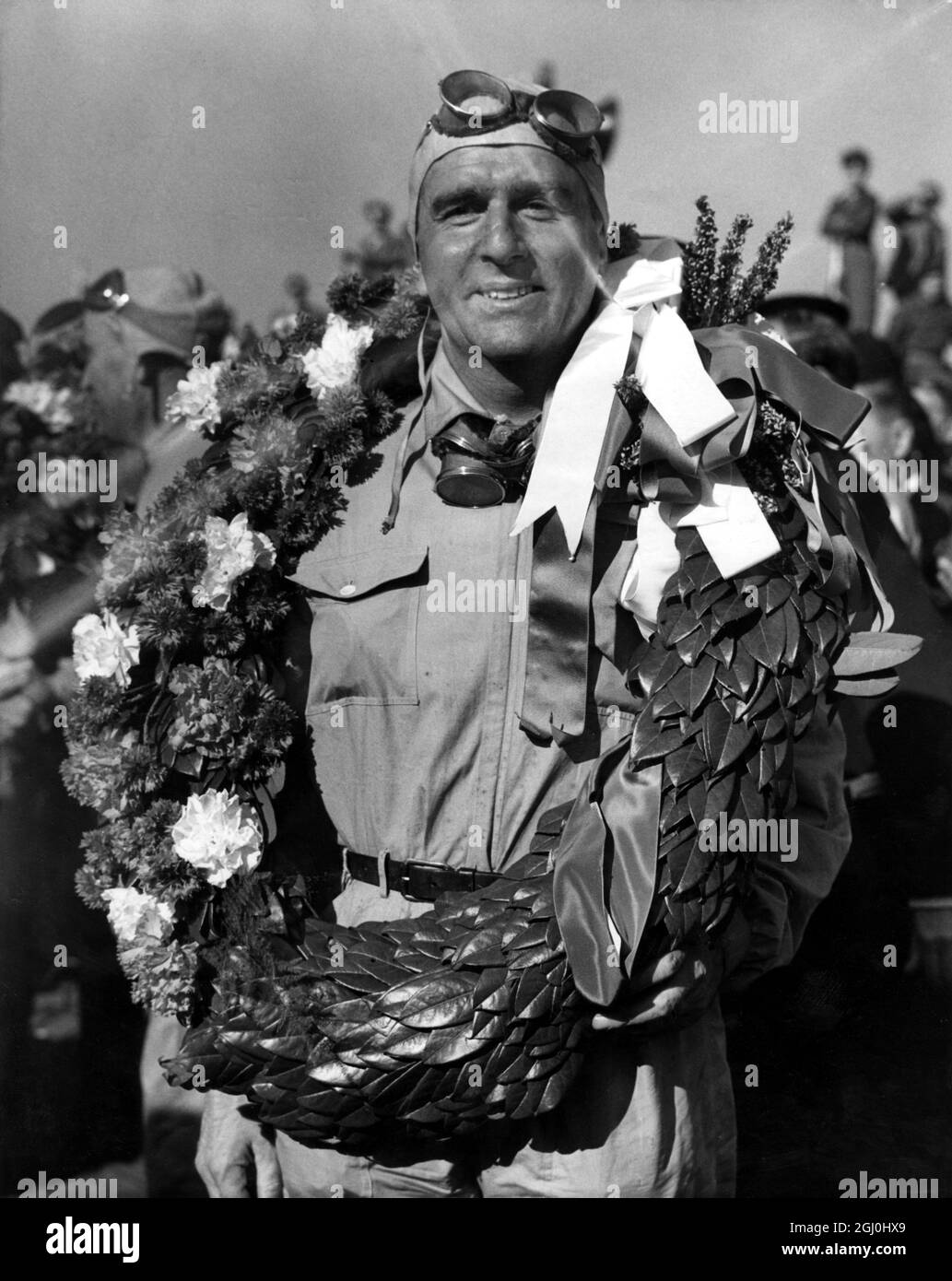 Guiseppe Farina, der nach seinem Triumpf in Silverstone beim Grand Prix von Europa in der Garnison landete. Mai 1950 Stockfoto