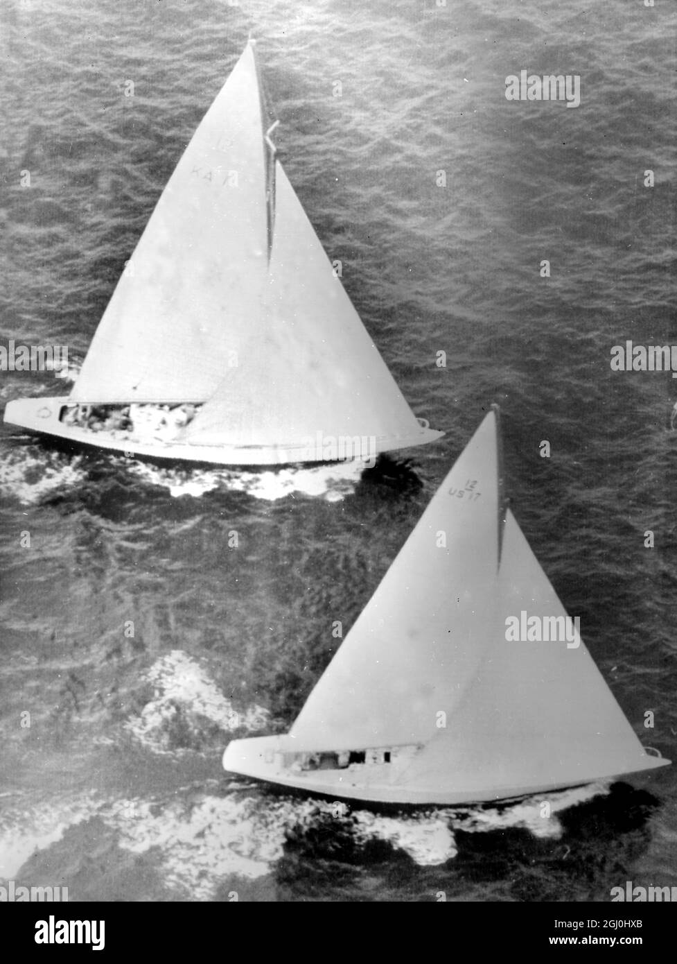 Newport, R.I. USA: Weatherly (vorne) passiert Gretel (oben), kurz nach dem Start des dritten Rennens der America's Cup Series hier am 20. September 21. September 1962 Stockfoto