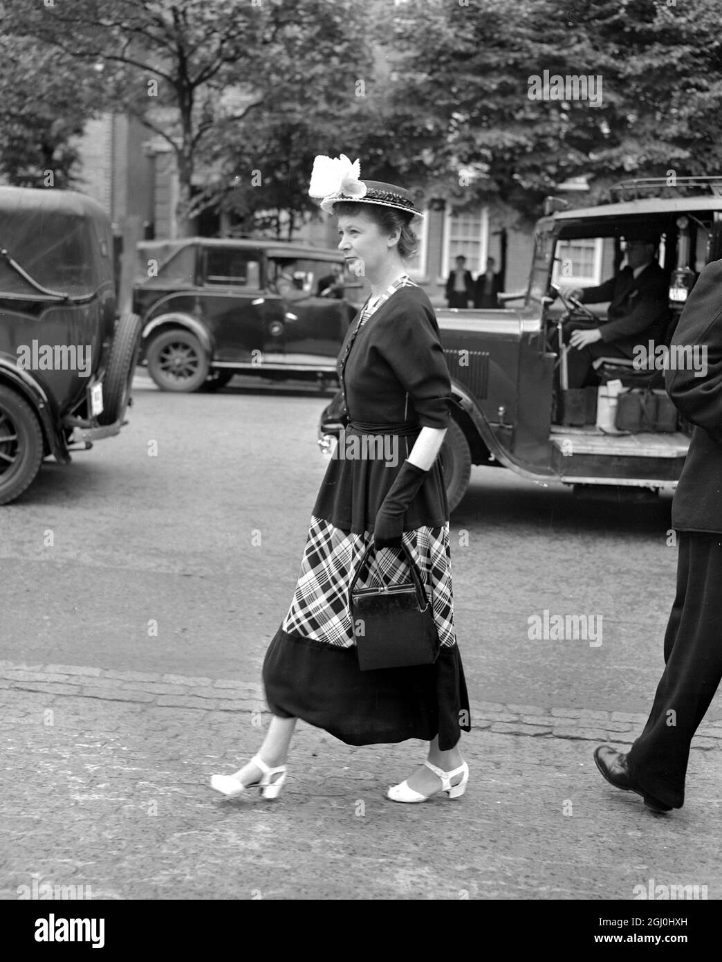 Mrs Murdoch trug dieses schicke „New Look“-Kleid für das Cricket-Spiel Eton and Harrow, das heute bei Lords begann. 9. Juli 1948 Stockfoto