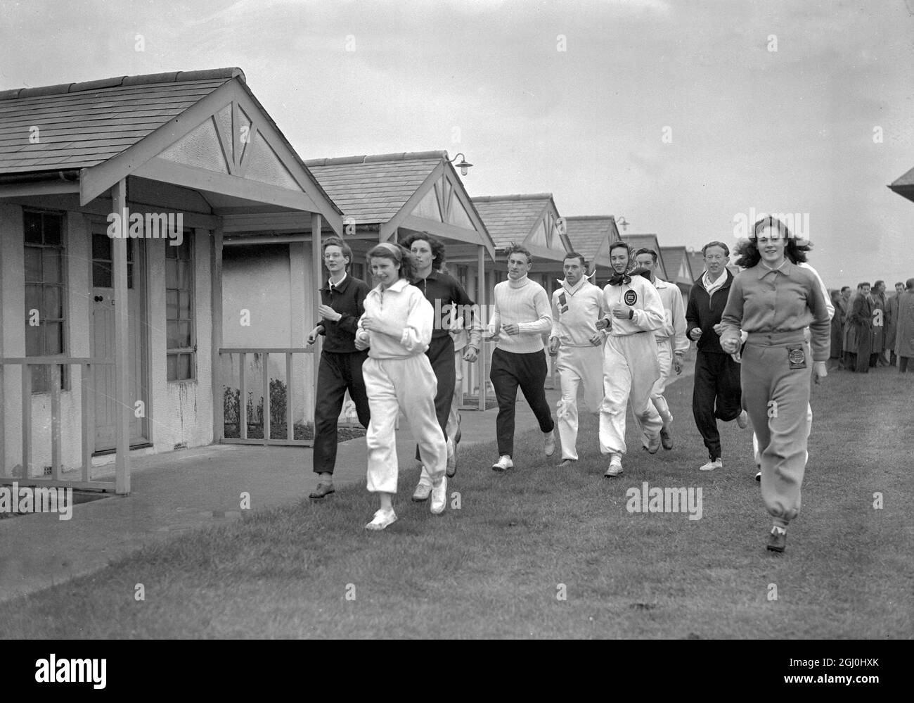 Über 200 Athleten, Trainer, Beamte und Beobachter versammelten sich im Butlin's Camp in Clacton zum ersten vorolympischen „Get Together“ in der britischen Geschichte. Während dieses Wochenendes werden sich unsere olympischen Mitglieder kennenlernen und so den Teamgeist und die Kameradschaft des britischen Teams verbessern. 17. April 1948 Stockfoto