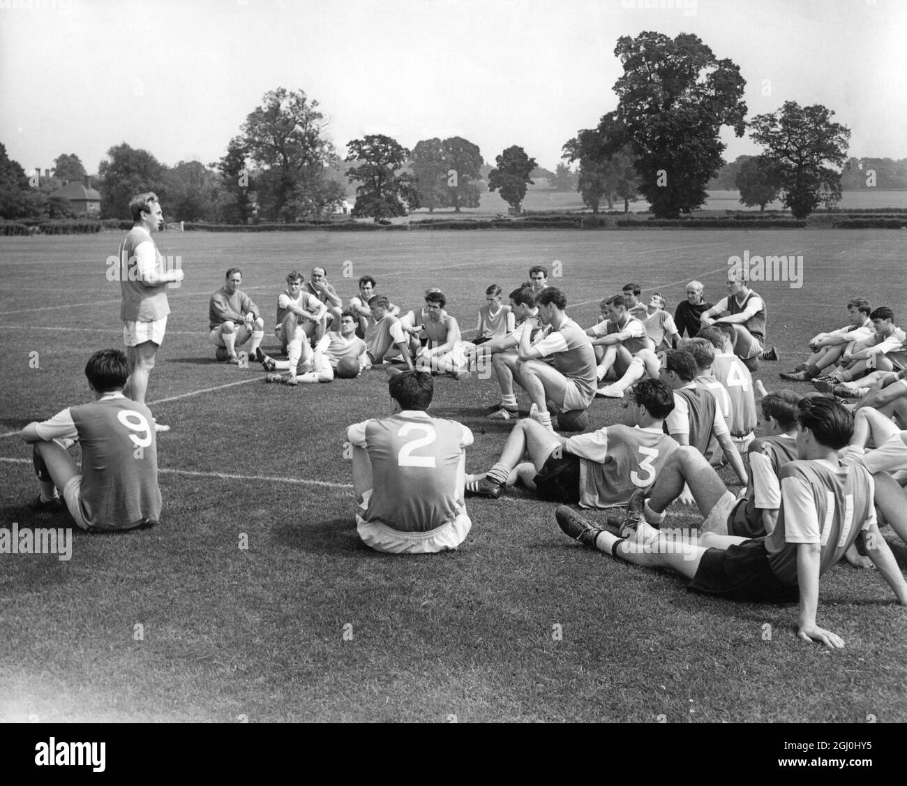 Billy Wright, der Arsenal-Manager, versammelt seine Spieler während des Trainings in London Colney, Hertfordshire. Juli 1962. Stockfoto