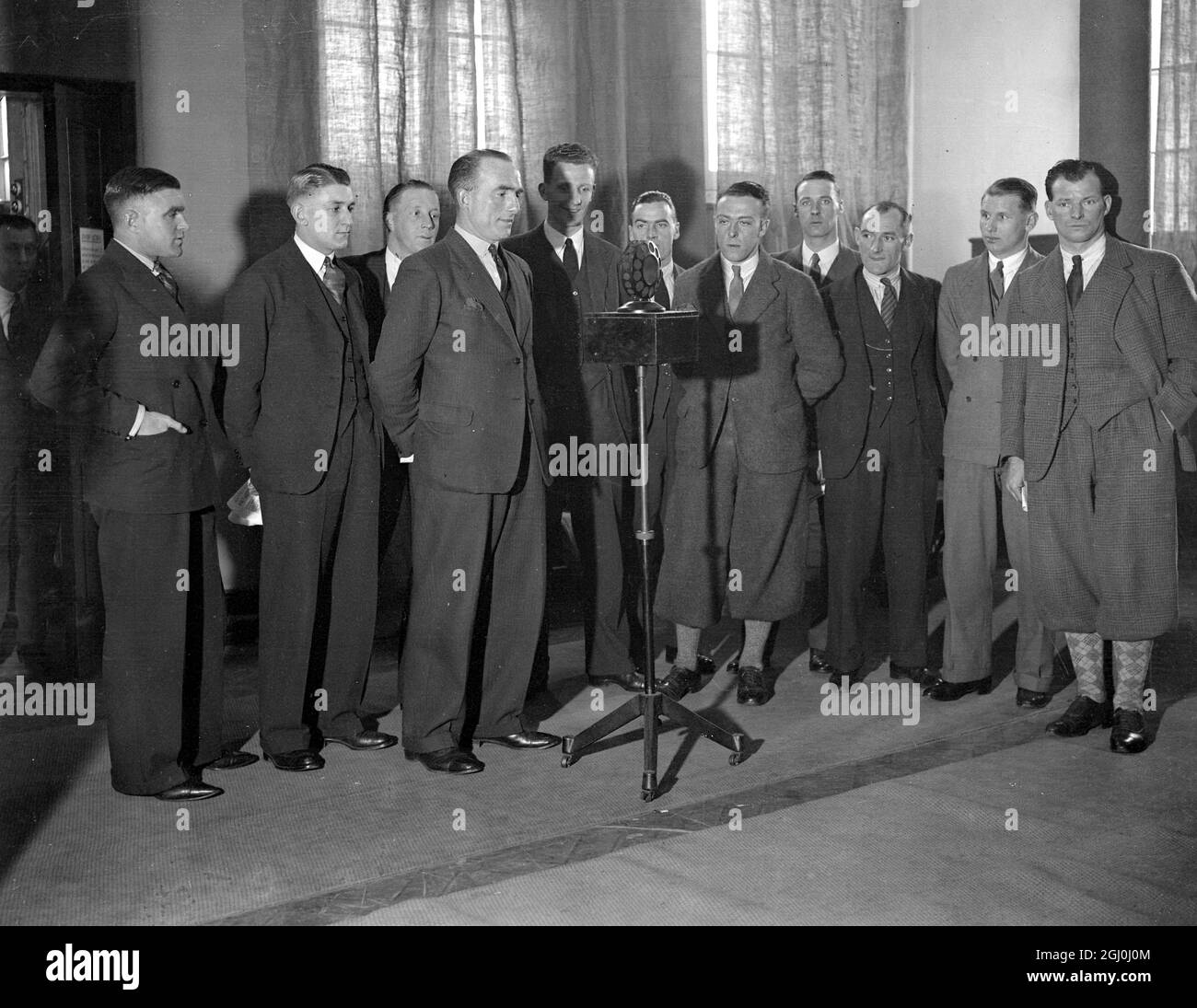 Die Arsenal Football-Mannschaft, die Newcastle United im Cup-Finale in Wembley für die F.A. treffen Cup am 23. April besucht die Columbia Studios in London und macht eine Schallplatte für das Grammophon. Tom Parker, der Arsenal-Kapitän, spricht für den Rekord, während der Rest des Cup-Teams bei ihrem Besuch in den Columbia Studios in London zugegen ist. 30. März 1932 Stockfoto