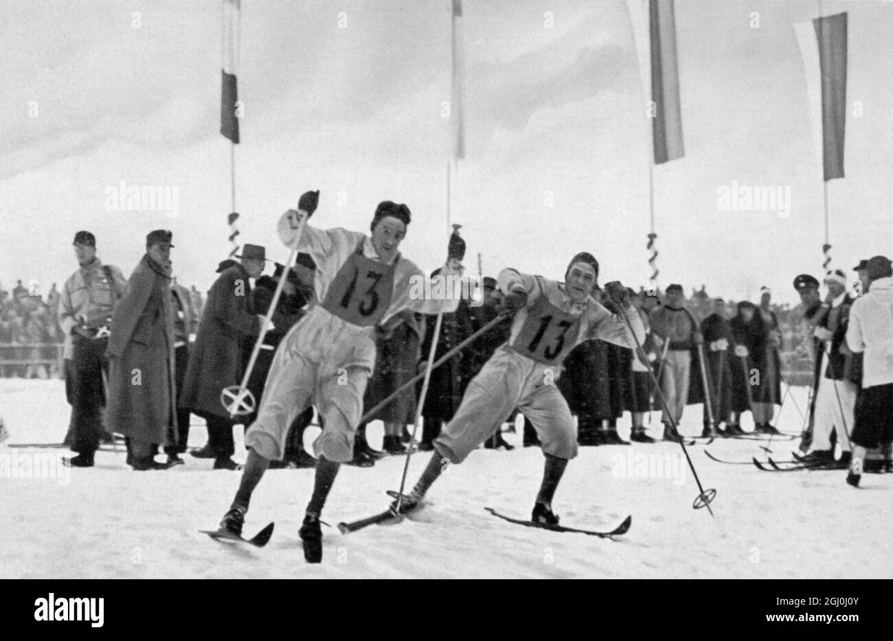 Der norwegische Skifahrer Hoffsbakken (links) zieht mit Wechsel, dem ersten aus seiner Mannschaft, ein Level. ©TopFoto Stockfoto