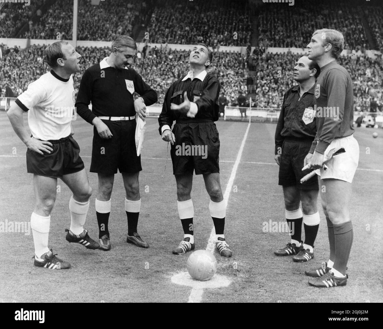 1966 WM-Finale England gegen Westdeutschland die beiden Kapitäne Bobby Moore von England und Uwe Seeler von Westdeutschland in Wembley vor dem Finale. Juli 1966. Stockfoto