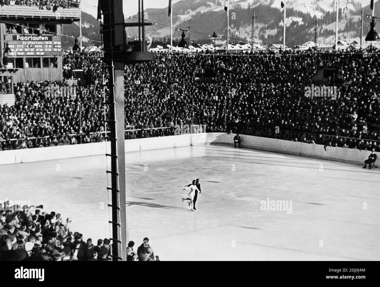 1936 Olympis - Maxie Herber & Ernst Baier - Paar-Skater Ernst Baier (geboren am 27. September 1905 in Zittau, Sachsen, Deutschland - gestorben am 8. Juli 2001 in Garmisch, Bayern, Deutschland) war ein deutscher Eiskunstläufer. Gemeinsam mit Maxi Herber wurde er 1936 paarweise Olympiasieger. Die beiden Skater gewannen auch mehrere Welt- und Europameisterschaften. ©TopFoto Stockfoto