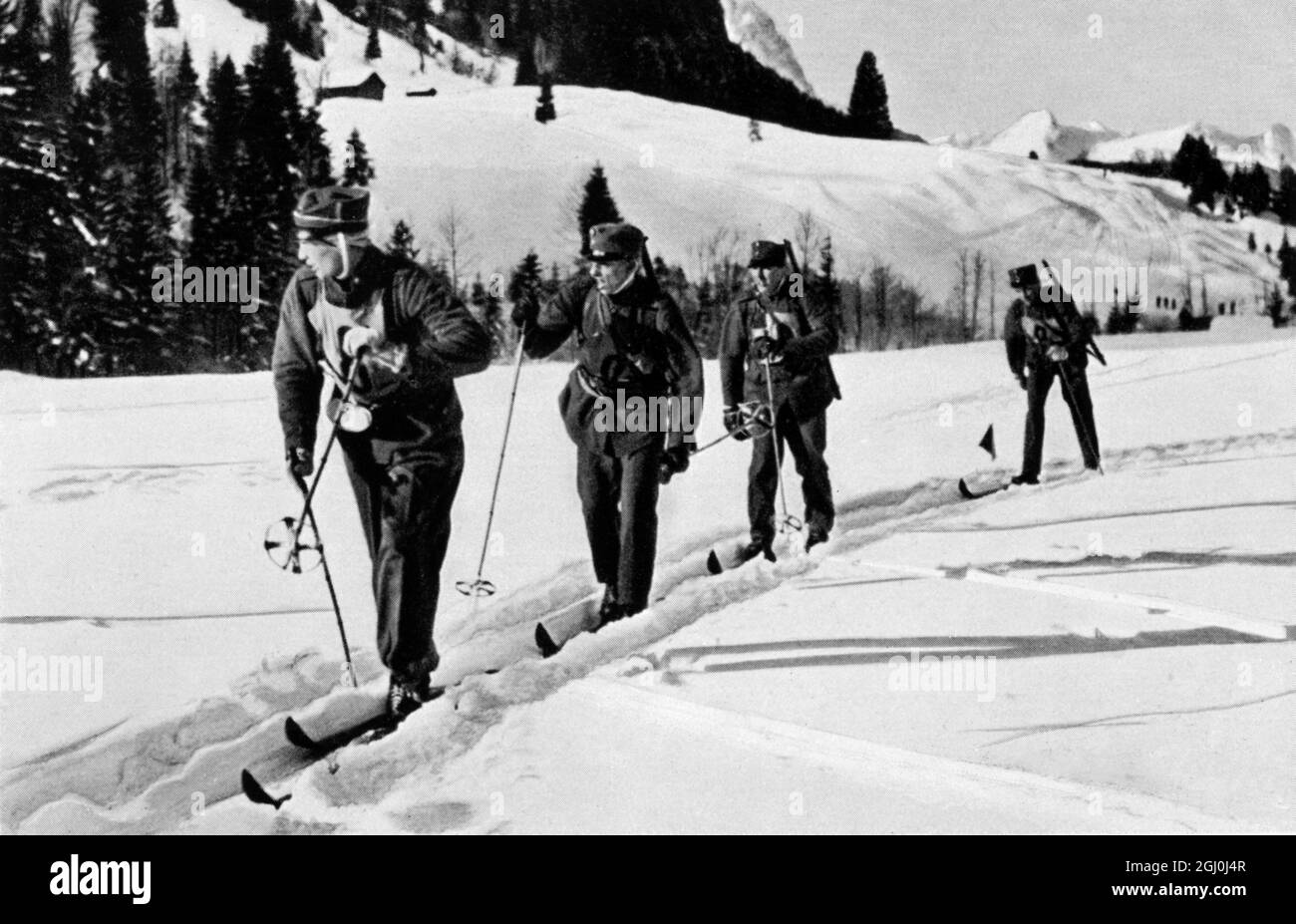 Die Schweden patrouillieren auf ihrem Weg durch die verschneite Landschaft, während sie den Spuren ihrer Vorläufer folgen. ©TopFoto Stockfoto