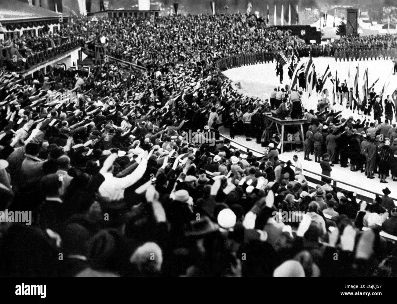 Olympische Spiele 1936 - Abschlusszeremonie - Abschluss der IV. Olympischen Winterspiele - Feiern mit den Flaggen aller Nationen, während sie vorbeimarschieren. ©TopFoto Stockfoto