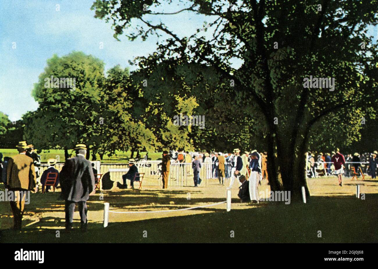 Paris 1900 - Kampf, der auf dem Verband Sportplatz Racing Club von Frankreich in Waldchen stattfindet. 500m Kurs mit Gras bedeckt und der Baum im Vordergrund blockiert die Aussicht. Zuschauer stehen im Weg. ©TopFoto Stockfoto