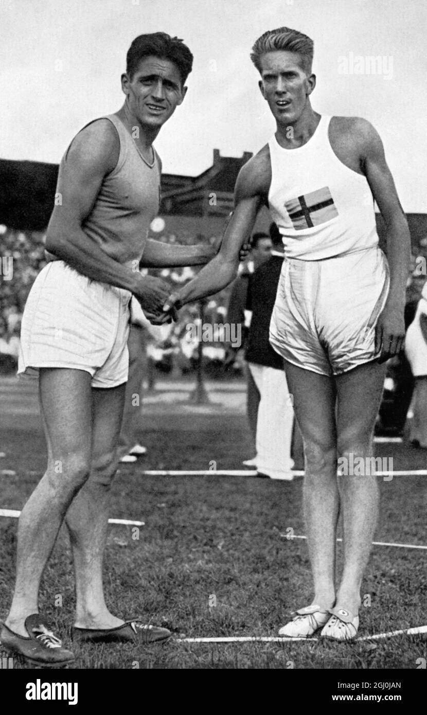 Olympiasieger Luigi Beccali (Italien) nach seinem Sieg beim 1500-m-Lauf 1935 rechts von Nilsson (Schweden). ©TopFoto *** Ortsüberschrift *** Stockfoto