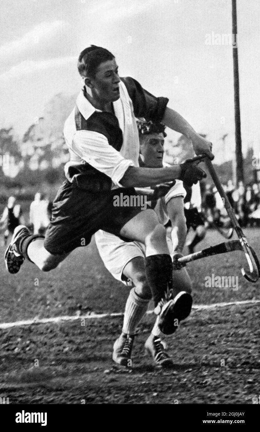 Kurt Weiss, einer der besten deutschen Eishockeyspieler, der bereits seine Vielseitigkeit als Mannschaftsspieler unter Beweis gestellt hat. ©TopFoto *** Ortsüberschrift *** Stockfoto