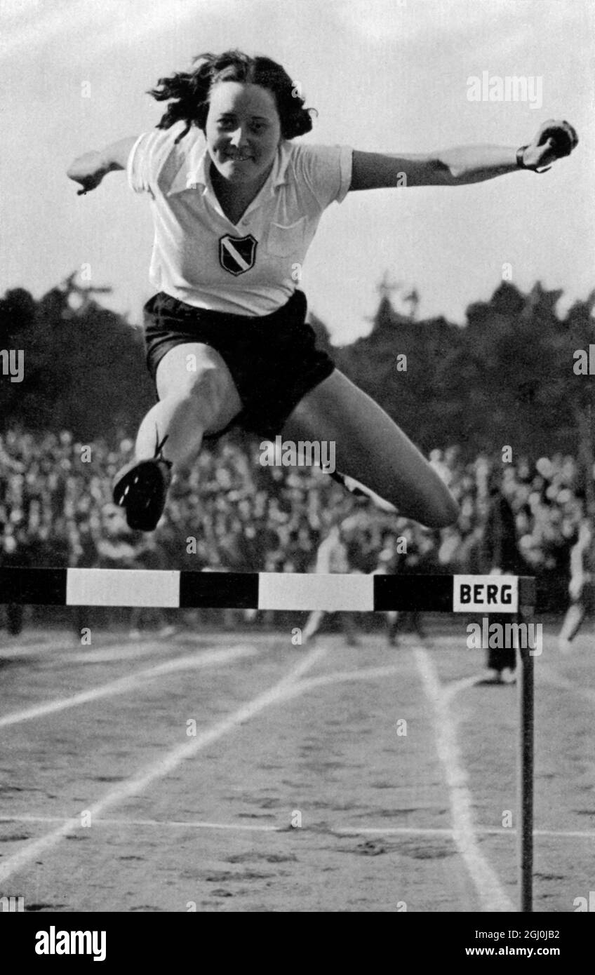 Fraulein Steurer, Duisburg, der junge deutsche Meister des Jahres 1935 in den 80m Hürden. ©TopFoto *** Ortsüberschrift *** Stockfoto