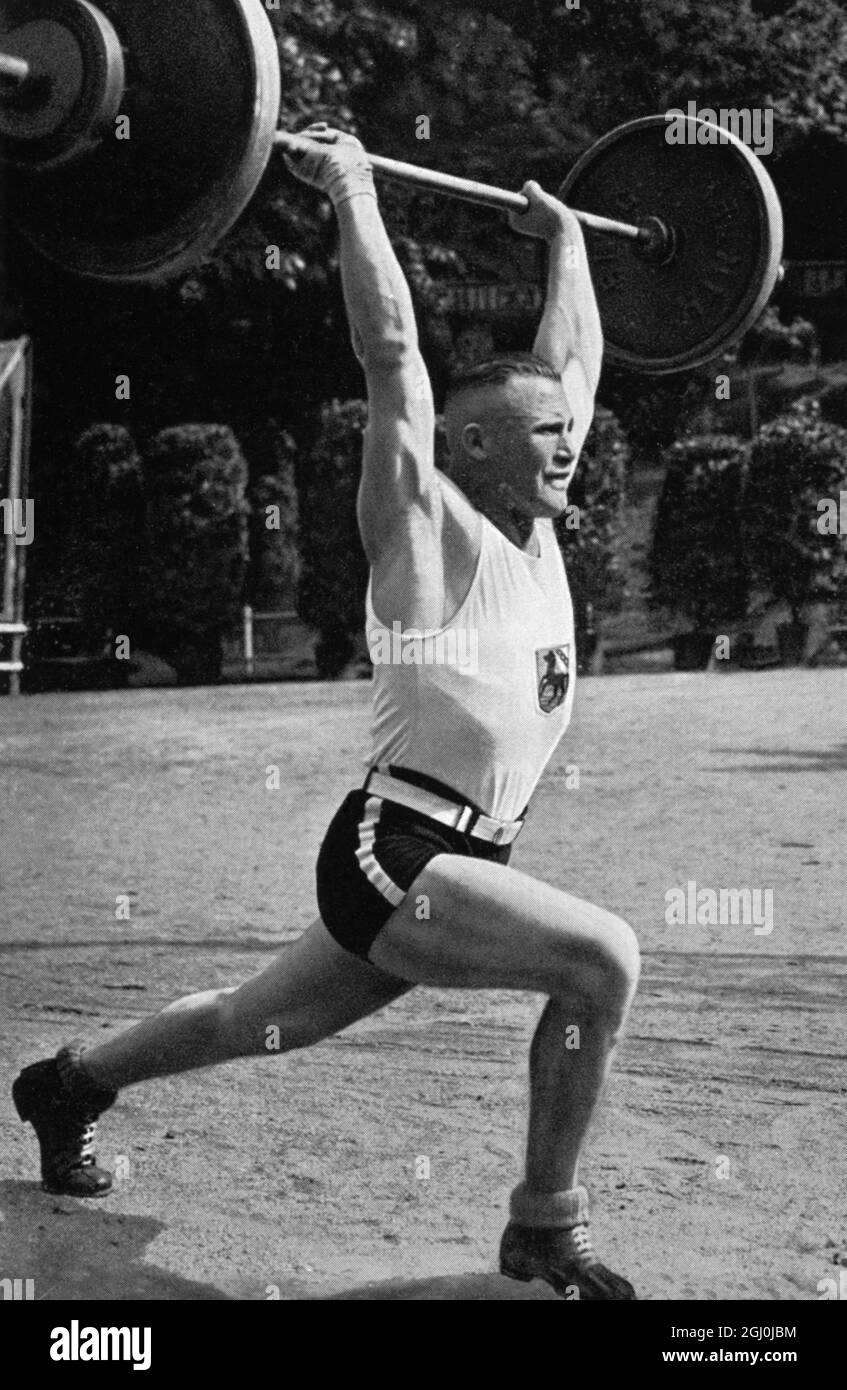 Janssen (Essen), im vorolympischen Jahr zurückgeblieben, aber durch seine großen Leistungen wurde er ein Weltklasse-Gewichtheber. ©TopFoto Stockfoto