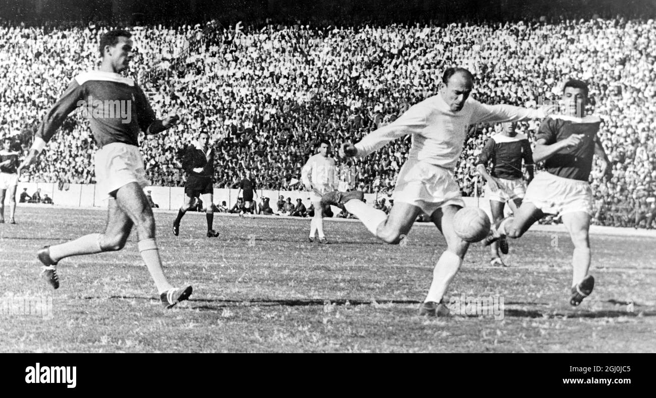 Alfredo Di Stefano, Mitte-vorne für Real Madrid in Aktion gesehen während ihres Spiels gegen Zamalek Sporting Club in Kairo neue sechs Millionen Pfund-Stadion. Real Madrid, dessen erstes Spiel in der Untied Arab Republic stattfand, gewann mit vier Toren zu einem. März 1961. Stockfoto